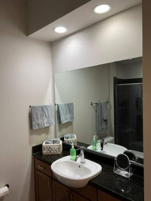 シャーロットTownhouse In Uptown King Bed-Wi-Fi-Free Parking-Poolアパートメント エクステリア 写真